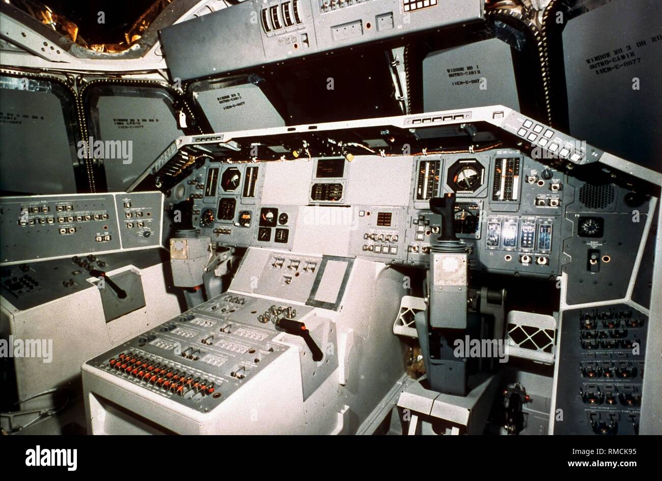 Blick auf das Cockpit der ersten amerikanischen Space Shuttle 'Unternehmen', die nur für Flüge innerhalb der Atmosphäre der Erde verwendet wurde. Undatiertes Foto, vermutlich aus den 80er Jahren. Stockfoto