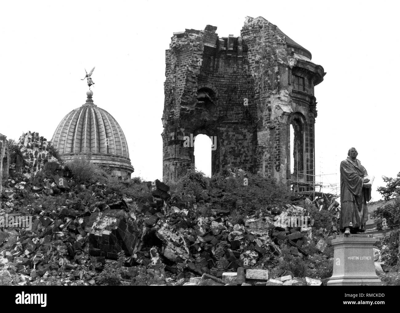 Die Ruine der Dresdner Frauenkirche. (Undatiertes Foto) Stockfoto