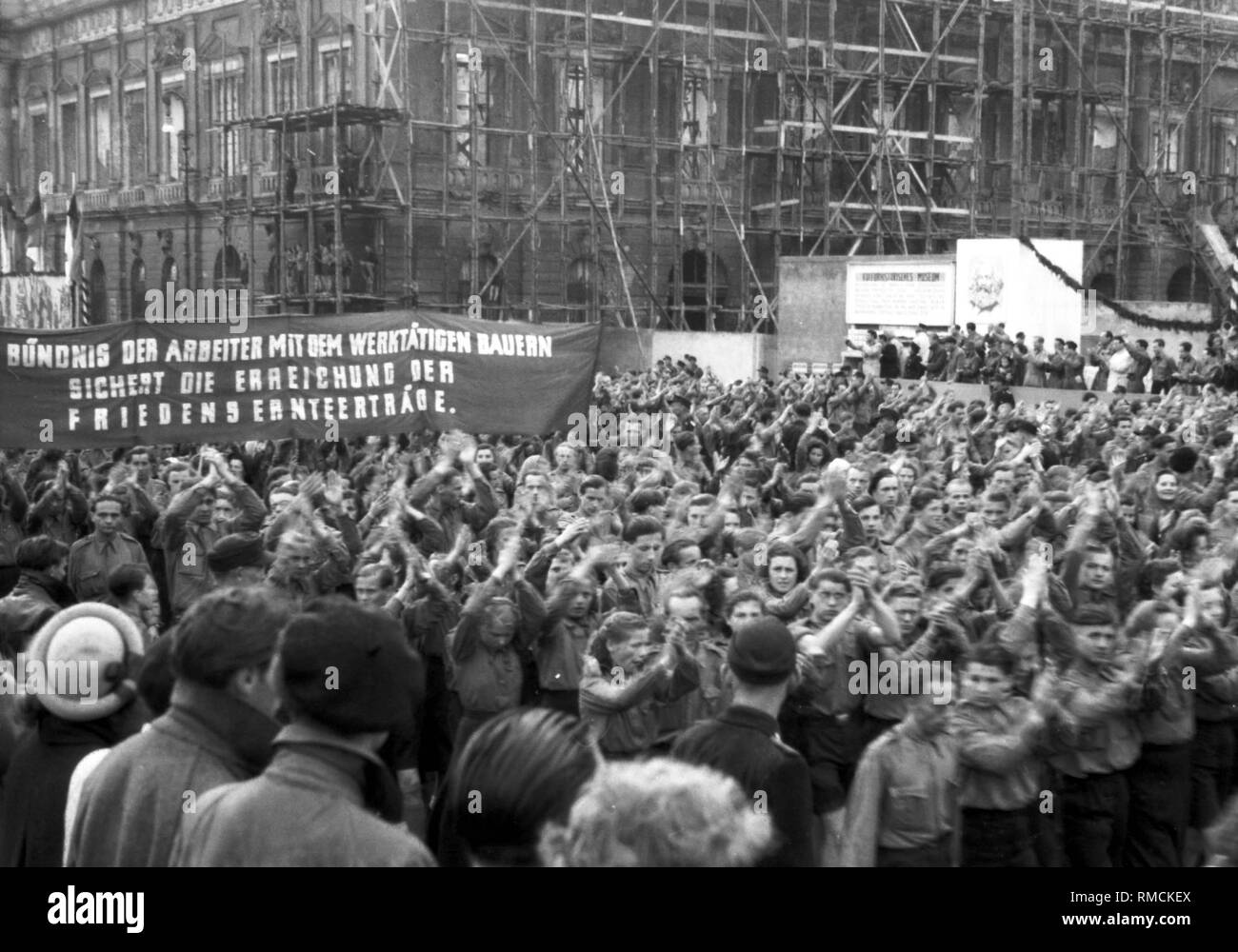 Massenbereitstellung von Mitglieder der FDJ am Ende der Deutschlandtreffen (Deutschland) der DDR-Jugendorganisation in Ost-Berlin. Stockfoto