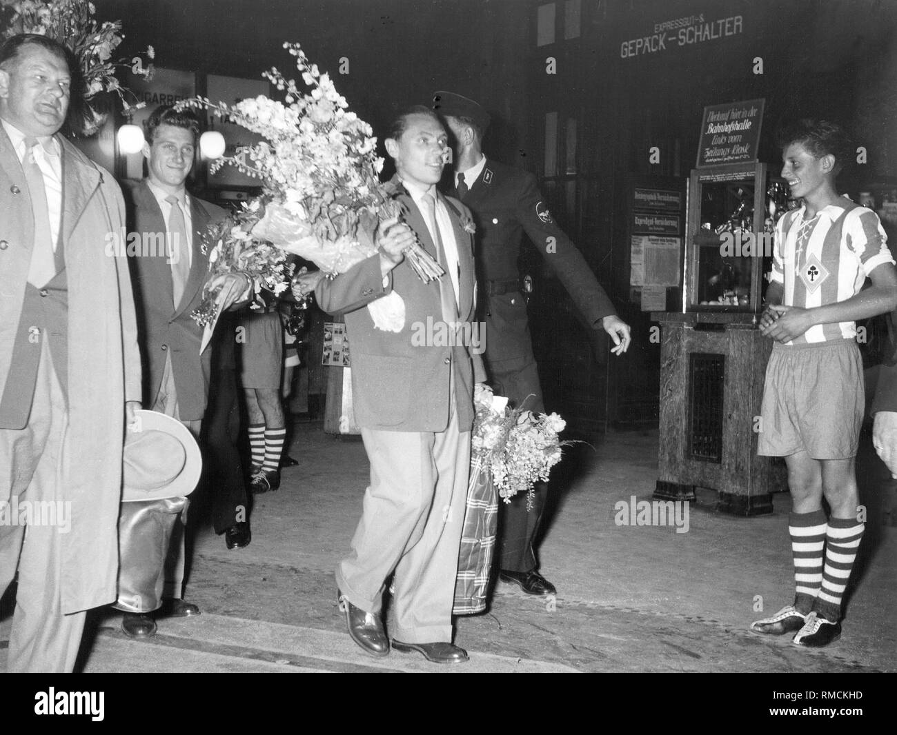 Ankunft der Mannschaft in Lindau. DFB-Vizepräsident Huber und Max Morlock begrüßen die Fans. In Deutschland 1954 gewann seine erste WM in der Schweiz. Stockfoto