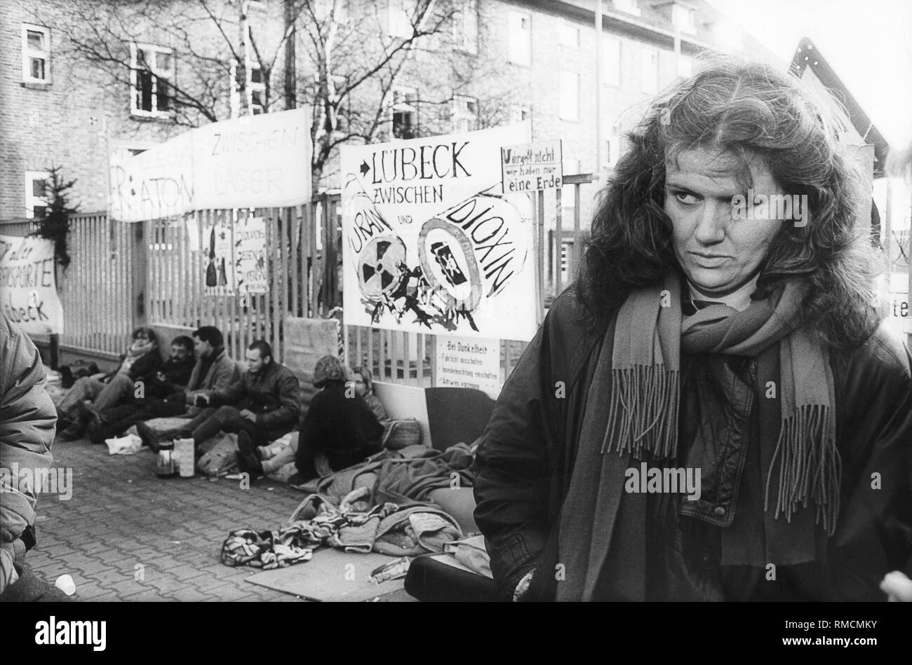 Der Gruenenpolitiker Jutta Ditfurth auf eine Blockade gegen