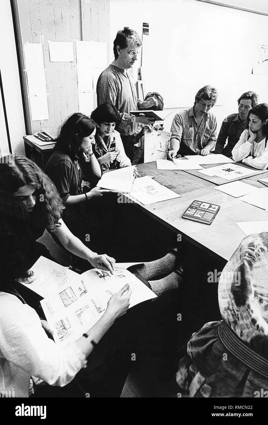 Schülerinnen und Schüler der 12. Jahr der Gesamtschule Mülheim an der Ruhr während einer Diskussion über eine Art Prüfung. Stockfoto