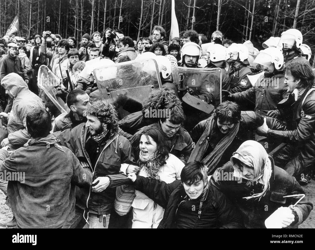 Polizisten Angriff gewalttätige Demonstranten während einer Demonstration gegen die geplante Wiederaufarbeitungsanlage in Wackersdorf. Stockfoto