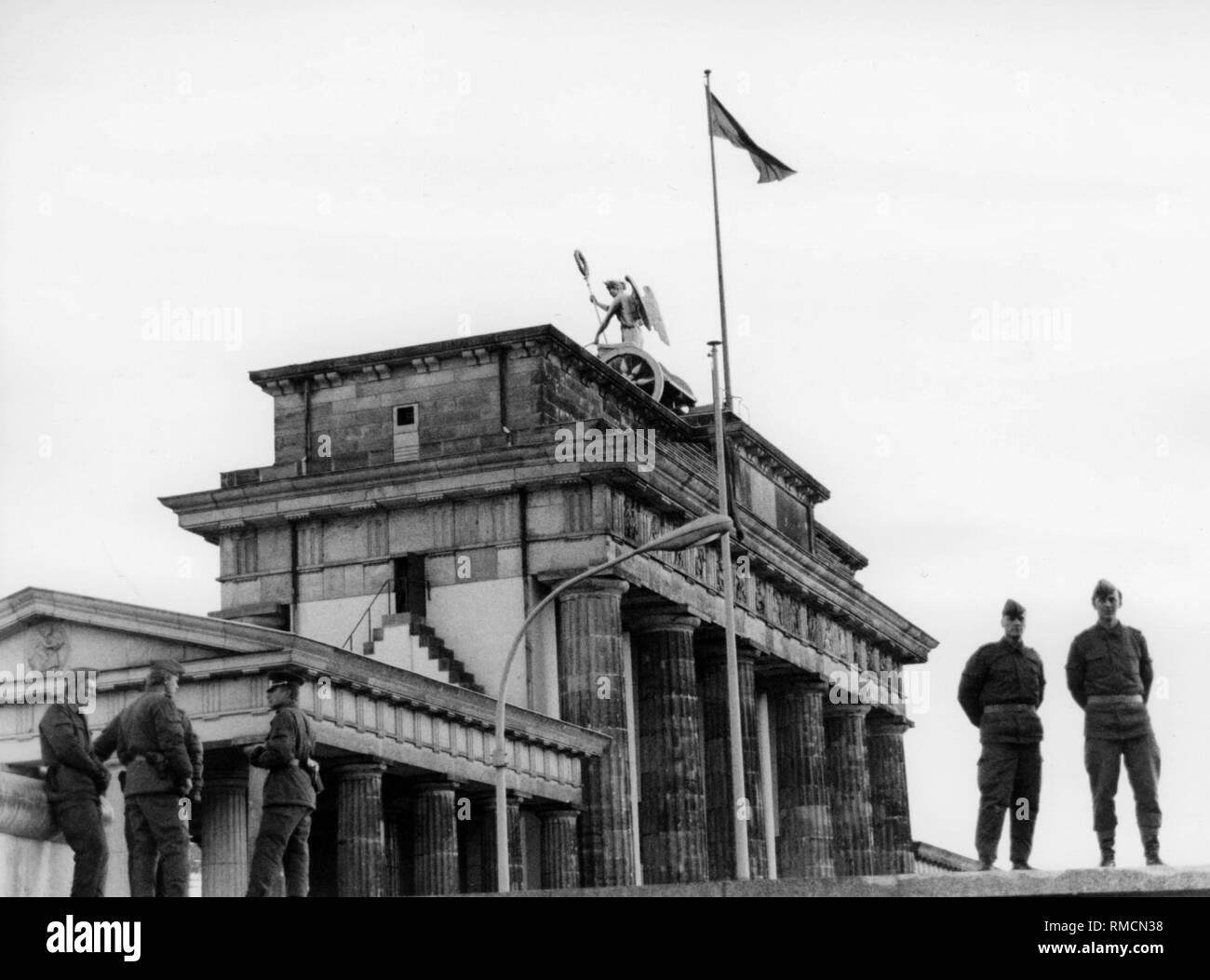 Grenzschutz an den noch geschlossenen Brandenburger Tor nach dem Fall der Mauer. Stockfoto