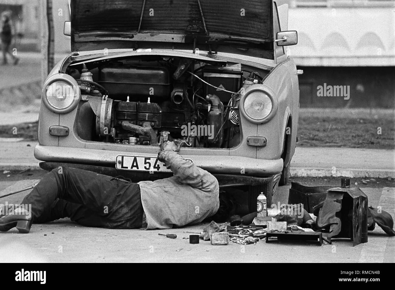 Ein Trabant wird auf einer Straße in Erfurt repariert. Stockfoto