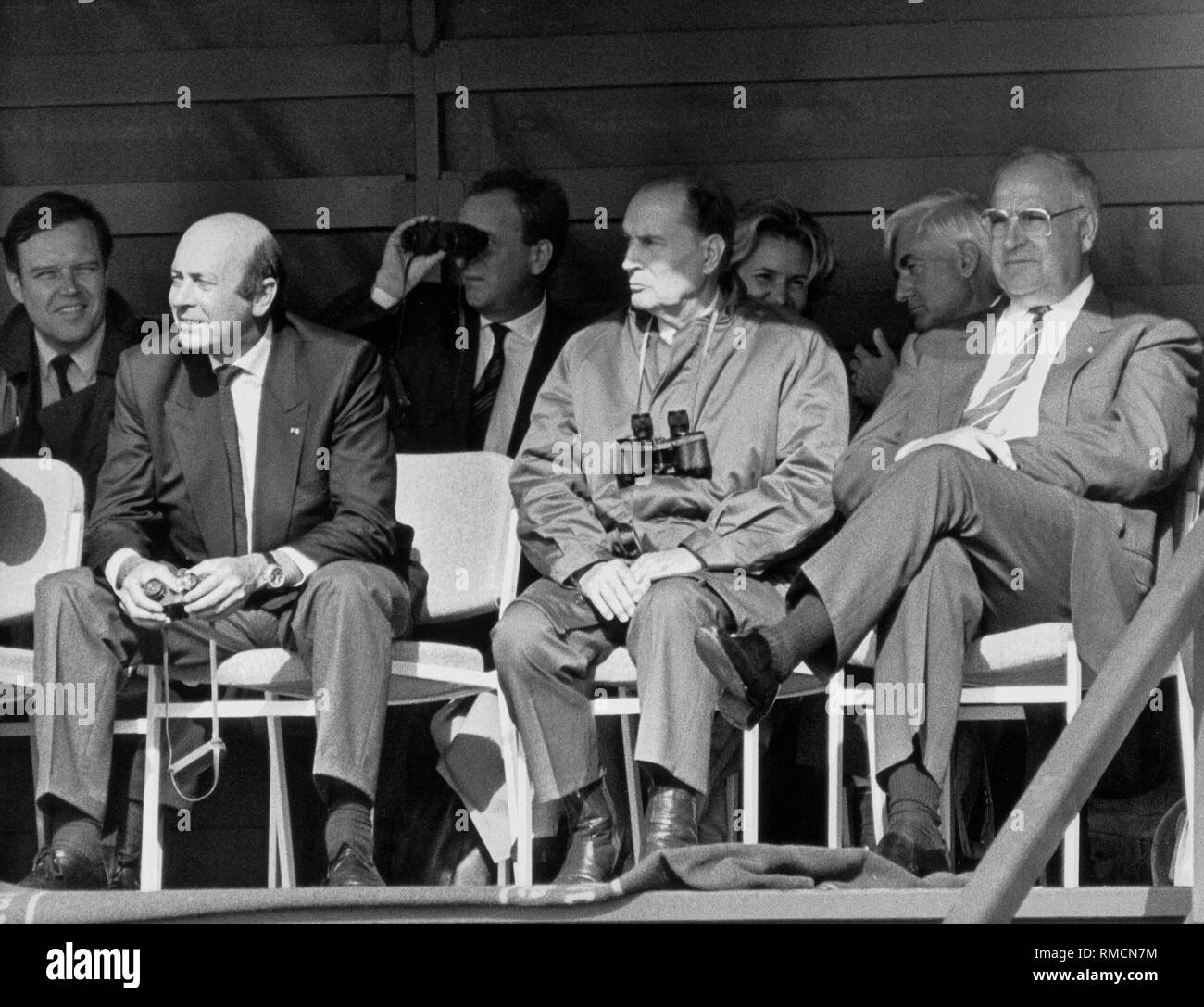 Manfred Wörner (li.), Bundesminister der Verteidigung, Francois Mitterrand (m.), der französische Premierminister, und Helmut Kohl, Bundeskanzler (r.), beobachten Sie die Operationen von einer Tribüne am Ende des ersten gemeinsamen Manöver der französischen und deutschen Soldaten nach dem Zweiten Weltkrieg. Stockfoto