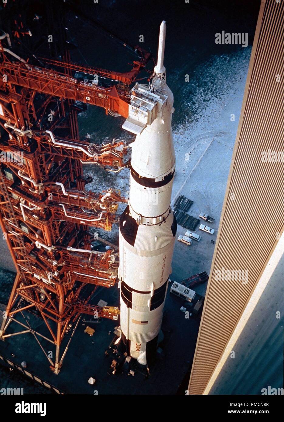 Die mit Raketen der Apollo 14-Mission, die Saturn V, auf der Startrampe, wie es die Versammlung Gebäude verlässt. Apollo 14 (31.01.-09.02.1971) in der Fra Mauro Region landete, das Ziel der Apollo 13-Mission. Stockfoto