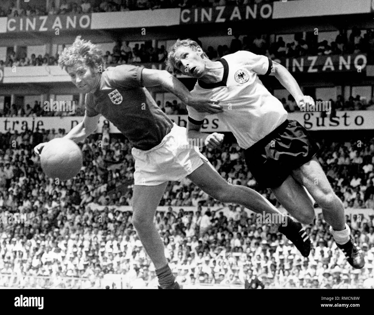 Deutschland gegen England Match: Berti Vogts (rechts) in einem Gerät gegen Allan Bell. Stockfoto