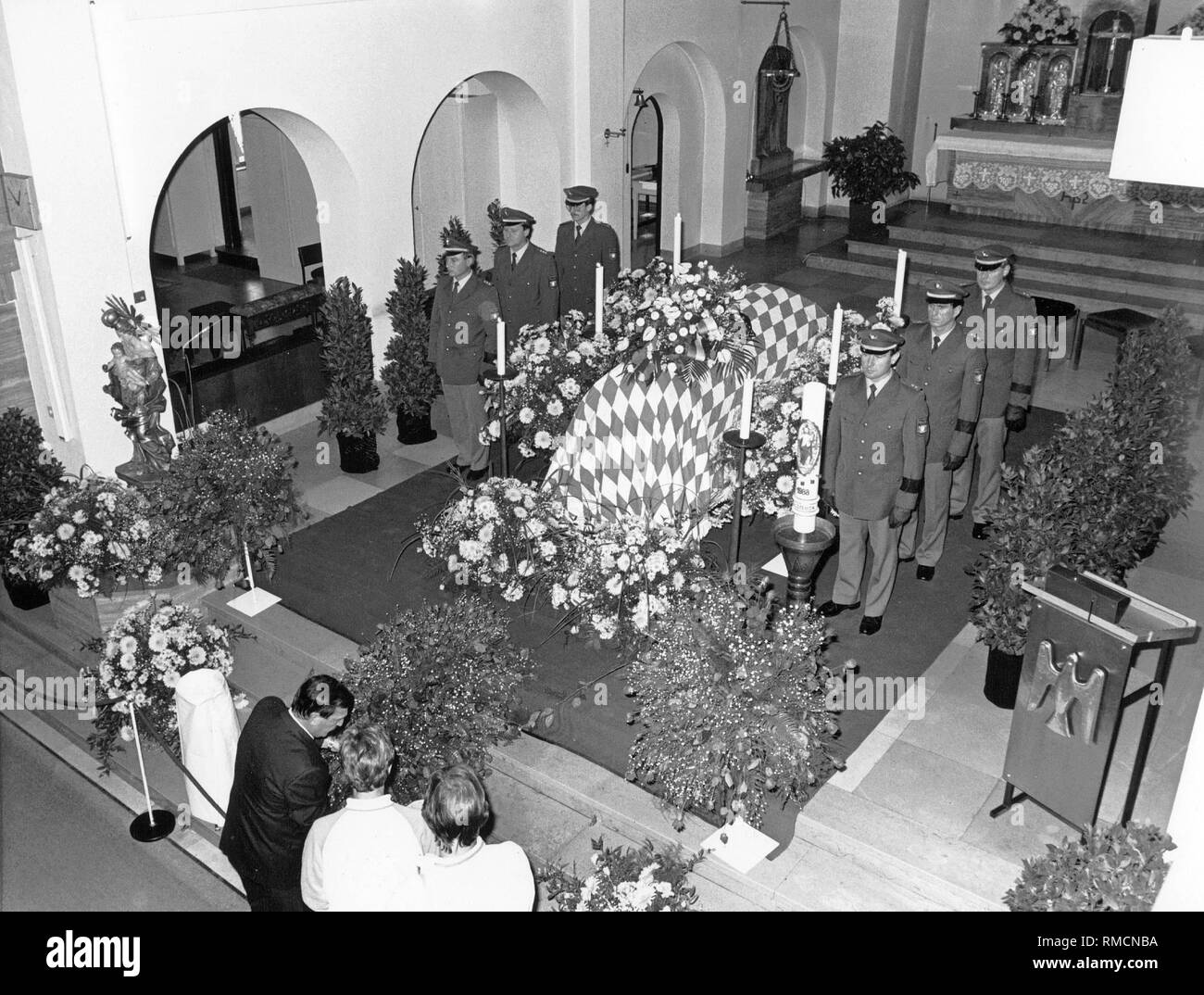 Der Sarg des Verstorbenen bayerischen Ministerpräsidenten Franz Josef Strauss ist in einer Kirche in Rott am Inn. Strauss war im Gewölbe des Zwicknagl Familie, wo auch seine Frau Marianne begraben ist, der vier Jahre zuvor gestorben begraben. Später wurden sie in einem Grab der Ehre auf dem Münchner Waldfriedhof bestattet. Stockfoto