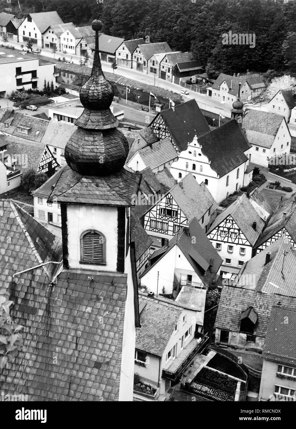 Blick auf die Kirchen und Fachwerkhäuser Giebel in Waischenfeld in der Fränkischen Schweiz. Stockfoto