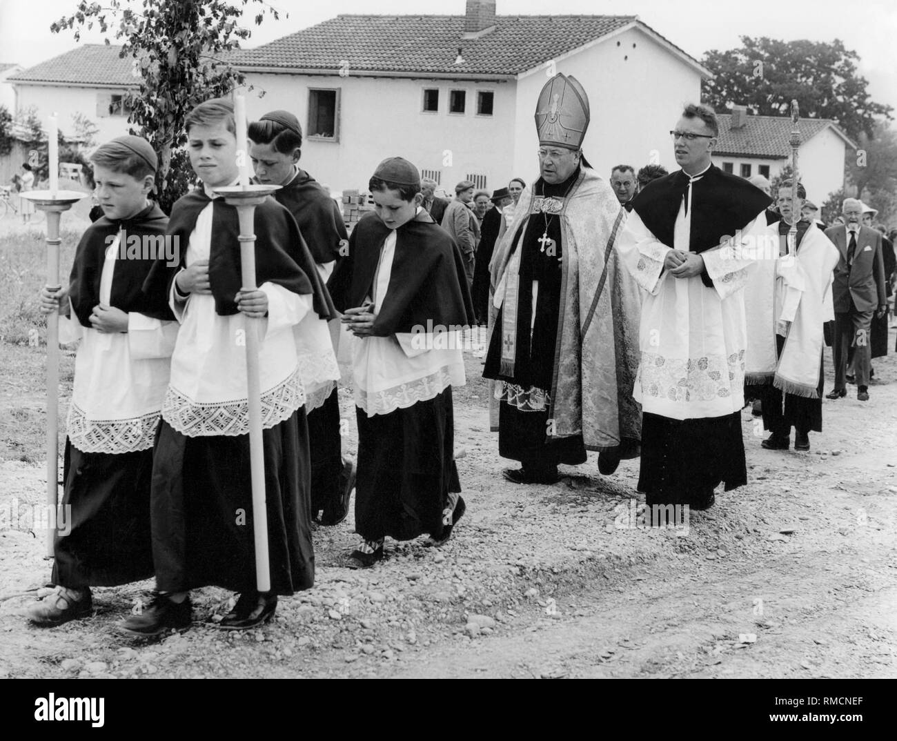 Eröffnung des ersten deutschen SOS-Kinderdorf in Dießen am Ammersee 1956, nächste dr Abt. Hugo Lang O.S.B Spaziergänge Kaplan Charlier, der Direktor des Kinderdorfes. Stockfoto