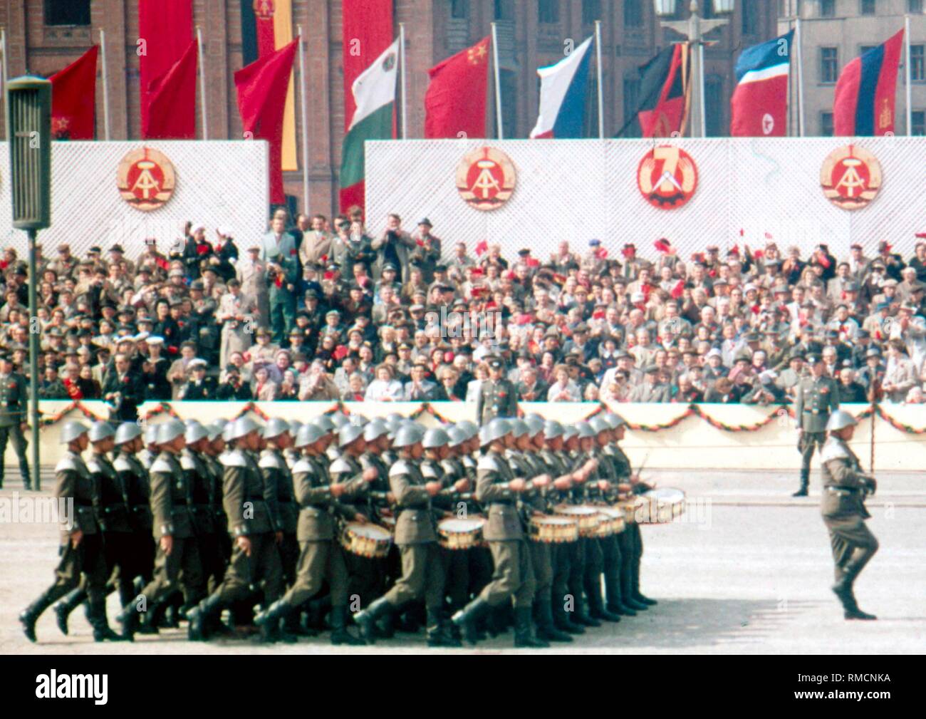 Militärische Zeremoniell am militärischen Parade der Nationalen Volksarmee (NVA) am 1. Mai 1959 auf dem Marx-Engels-Platz in Berlin Ost, im Hintergrund das Gebäude der Bauakademie, die 1962 abgerissen wurde. Stockfoto