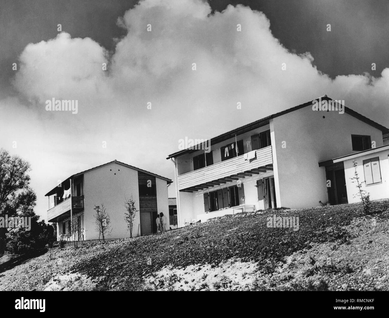 Zwei Häuser des ersten Deutschen SOS-Kinderdorf in Dießen am Ammersee. Stockfoto