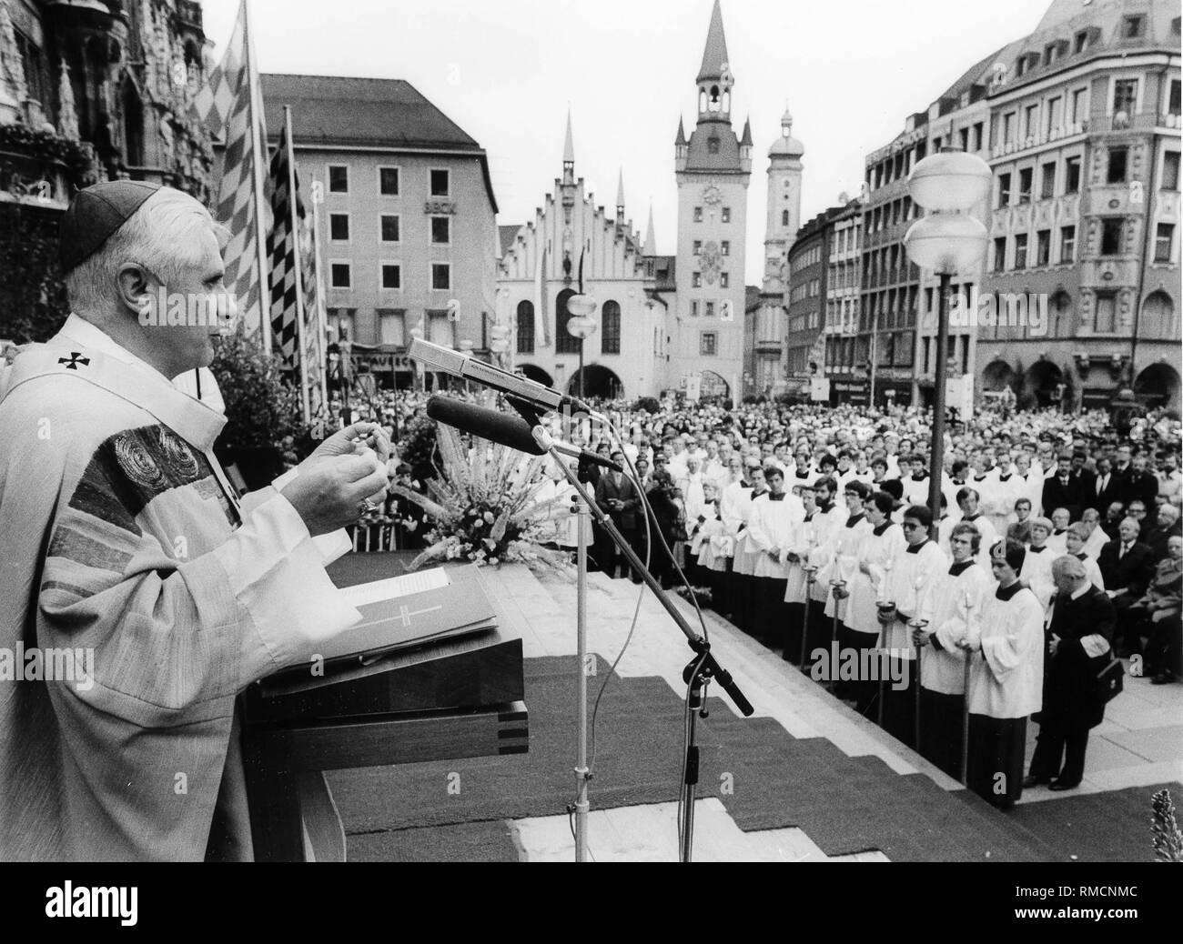 Kardinal Joseph Ratzinger bei der Corpus Christi Dienst auf dem Marienplatz in München 