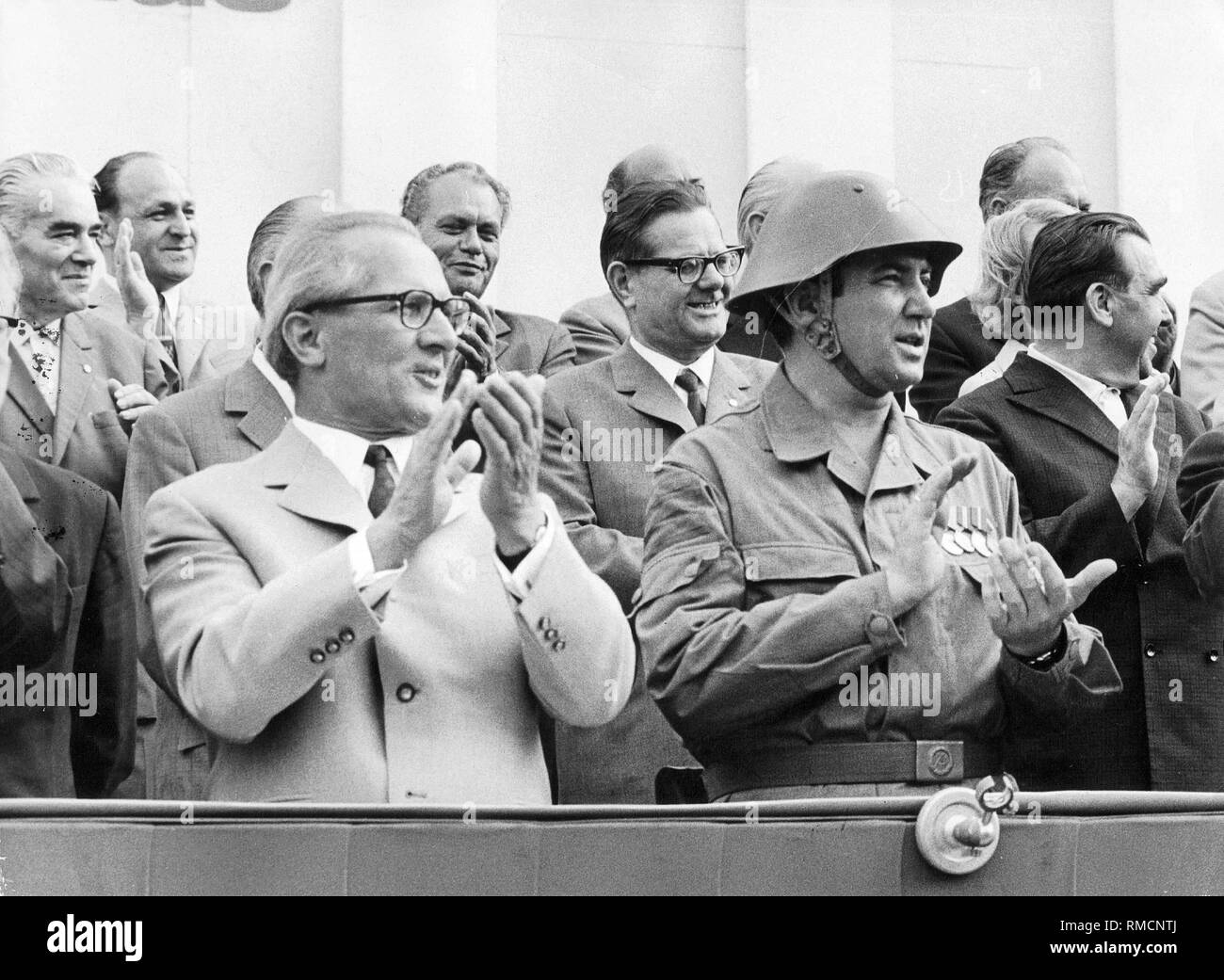 Der Zustand der Vorsitzende Honecker (links) begrüßt bei der Parade zum 10. Jahrestag des Baus der Berliner Mauer. Neben ihm ist der Kopf der Kampfgruppen der Arbeiterklasse, der "Genosse Bock". Stockfoto