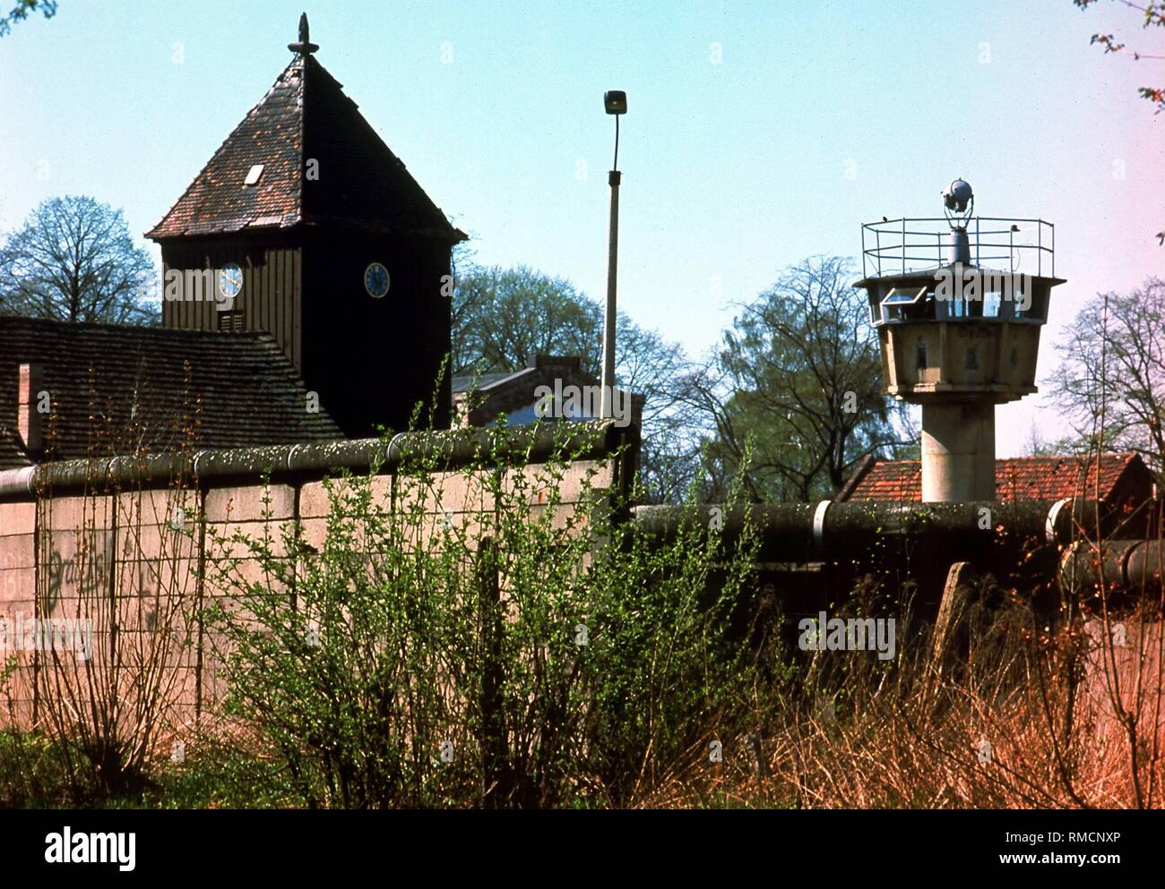 Blick von Staaken über die Berliner Mauer in Richtung Osten, wo auf der rechten Seite, es ist ein Wachturm, von Berlin-West fotografierte in den Jahren 1984-1987. Stockfoto
