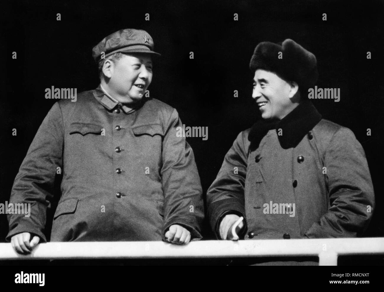 Mao mit Lin Paio im Tien An Men Platz in Peking bei einer Rallye. Stockfoto