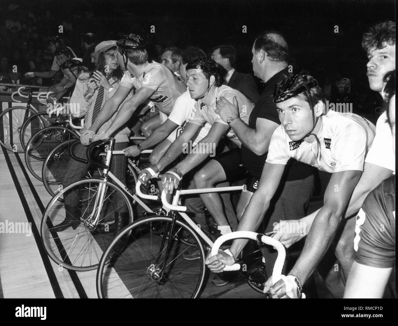 Auf der rechten Seite, Christian Goldschagg, Sohn des Partner der Sueddeutsche Verlag Rolf Goldschagg, an den sechs Tagen von München, ein sechs Tage Anschluss Radrennen. Stockfoto