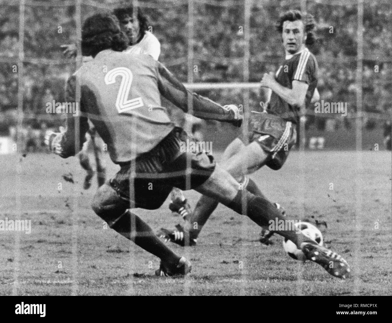 Gerd Mueller punktet die 1-0 Ziel für die deutsche Fußball-Nationalmannschaft im Spiel gegen Polen bei der WM 1974 in Deutschland. Stockfoto