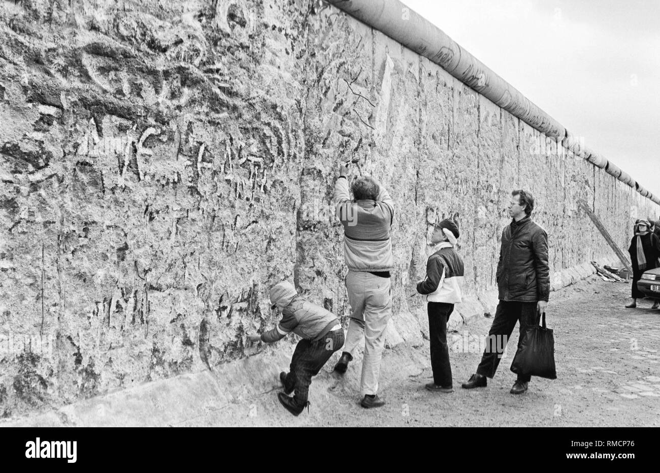Die Arbeit der so genannten "Wand-peckers" zeigt erste Erfolge. Die einst unüberwindlichen Mauer erodiert zusehends. Das Bild wurde am Potsdamer Platz genommen Stockfoto
