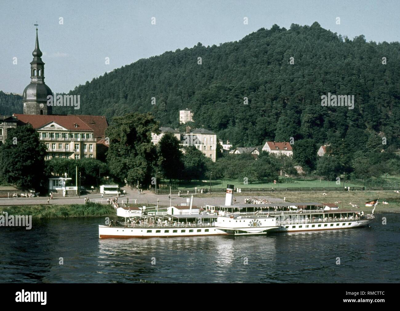 Tretboot "Leipzig" der Weisse Flotte auf seinem Weg flussabwärts in Richtung Dresden Auf der Elbe in der Nähe von Heidenau. Auf der Bank auf der linken Seite, das Rathaus von Bad Schandau. Foto vom 1. Juli 1971. Stockfoto