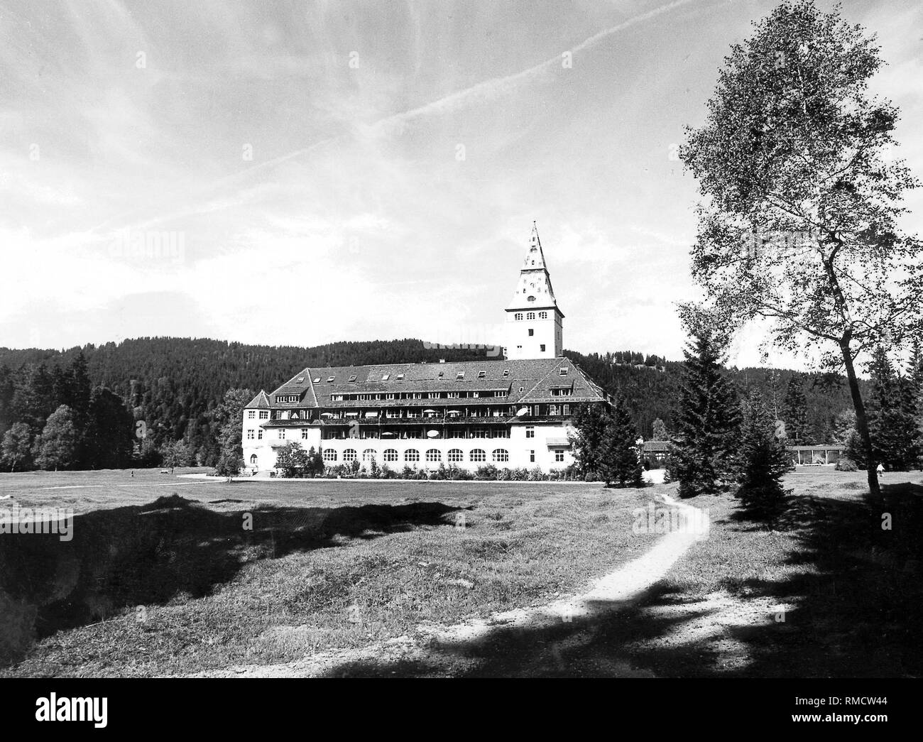 Schloss Elmau, ein Hotel und ein Ort der Begegnung, liegt in unberührter Landschaft zwischen Mittenwald und Garmisch-Partenkirchen. Stockfoto