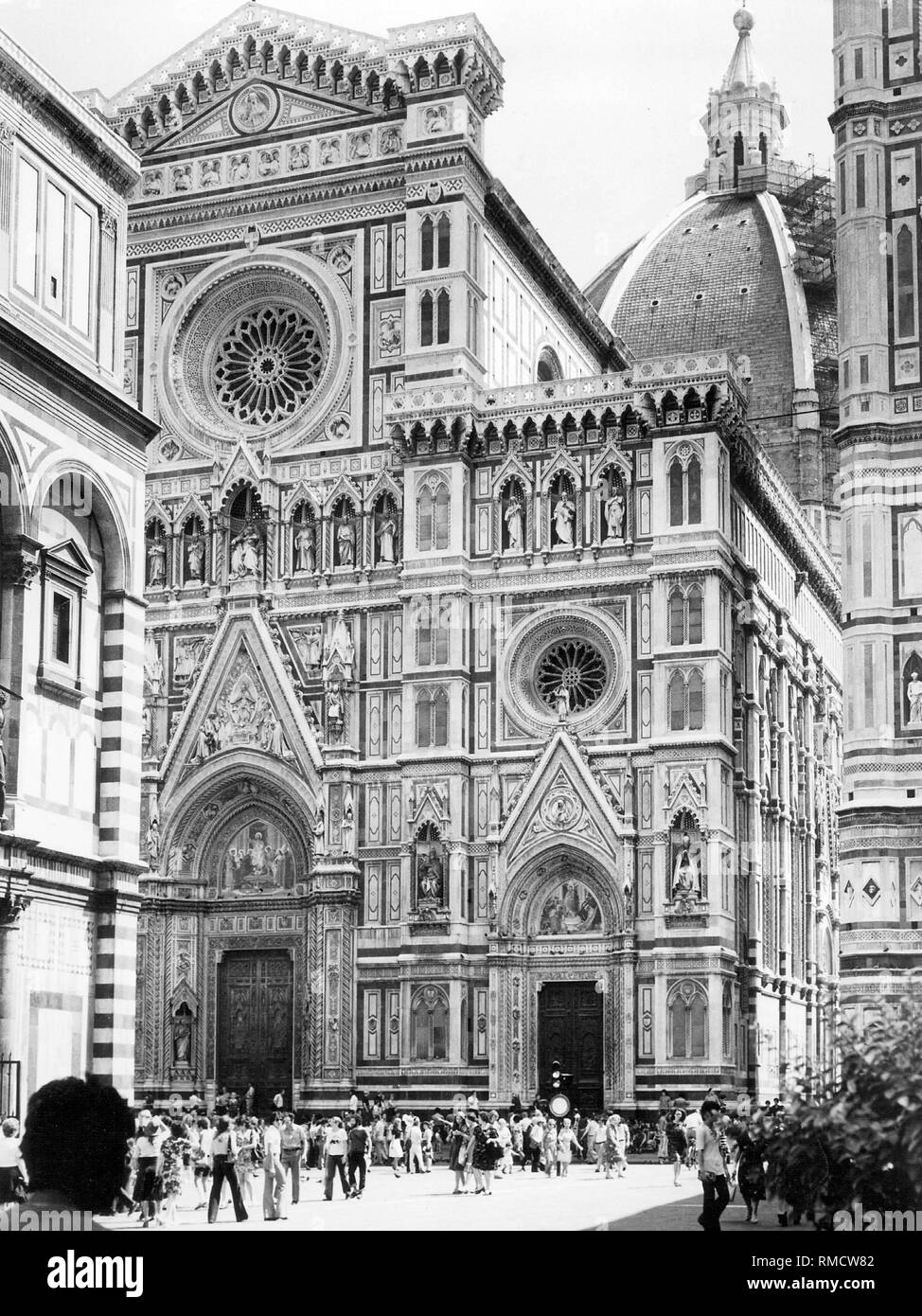 Touristen vor dem Baptisterium der Kathedrale von Florenz. Stockfoto