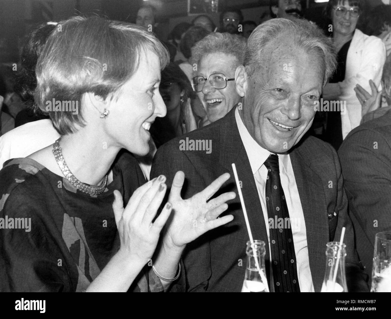 Der Parteivorsitzende Willy Brandt (rechts) und seine Frau Brigitte Seebacher vergnügen sich auf der Party abends auf dem Bundesparteitag der SPD in Nürnberg. Stockfoto