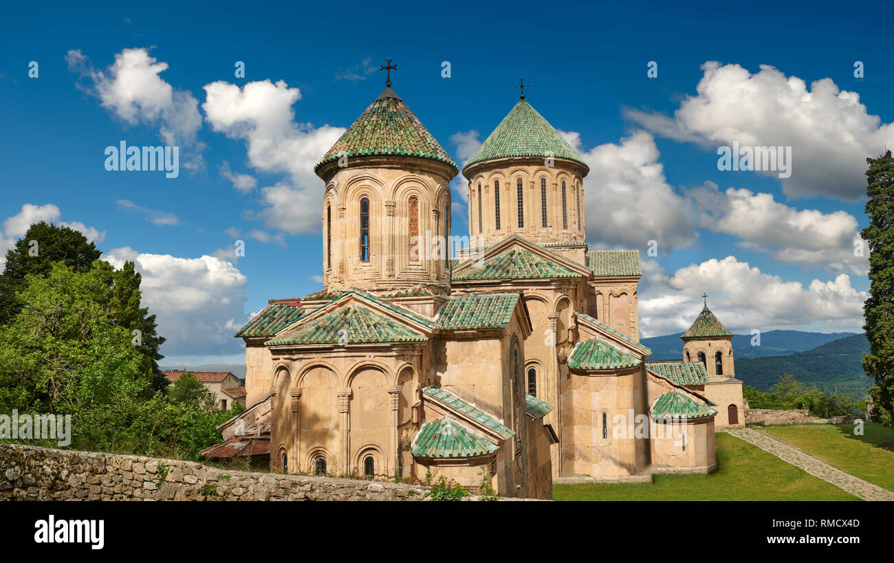 Fotos & Bilder von Gelati Kirchen (Vordergrund) St