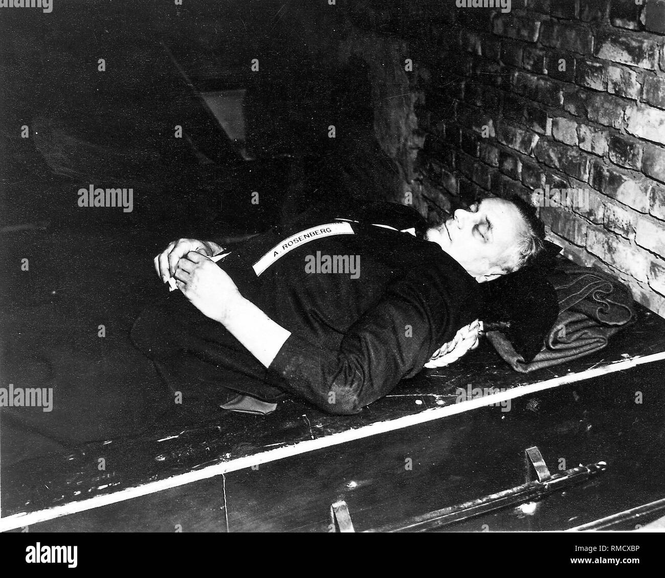 Der Körper der nationalen Führer Alfred Rosenberg nach seiner Hinrichtung in Nürnberg am 16. Oktober 1946. Stockfoto