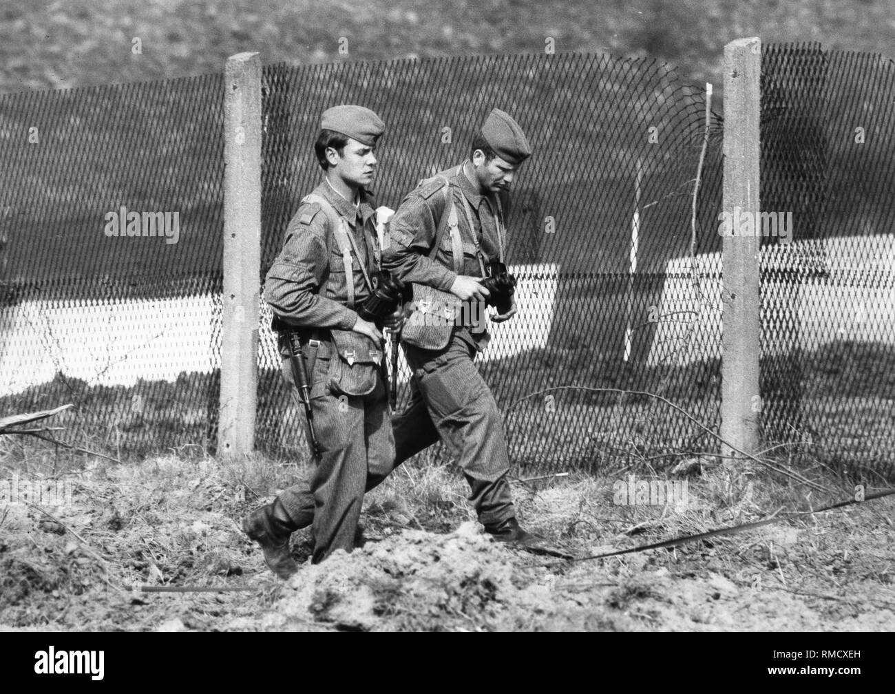 Mitglieder der Grenztruppen der NVA auf Patrouille. Stockfoto