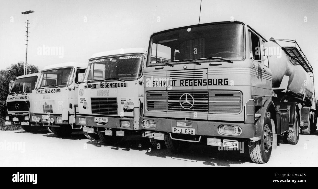 Fuhrpark der Spedition Schmidt aus Regensburg mit mehreren Mercedes-Benz und Hanomag-Henschel Fahrzeuge mit verschiedenen Aufliegern. Stockfoto