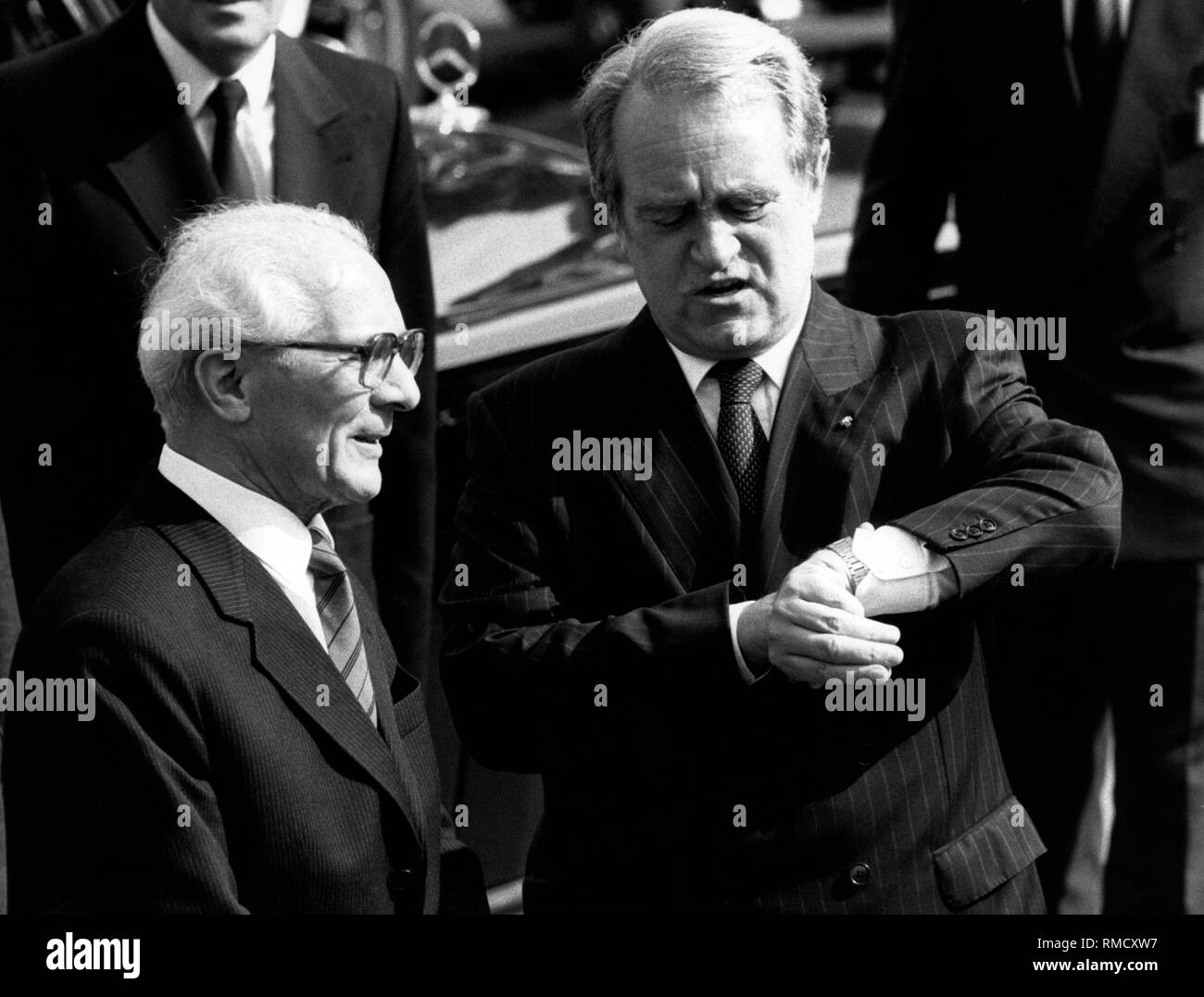 Erich Honecker in einem kurzen Gespräch mit Johannes Rau, Ministerpräsident von Nordrhein-westfalen. Honecker war unter Zeitdruck aufgrund seiner engen Programm bei seinem Besuch in der Bundesrepublik Deutschland. Stockfoto