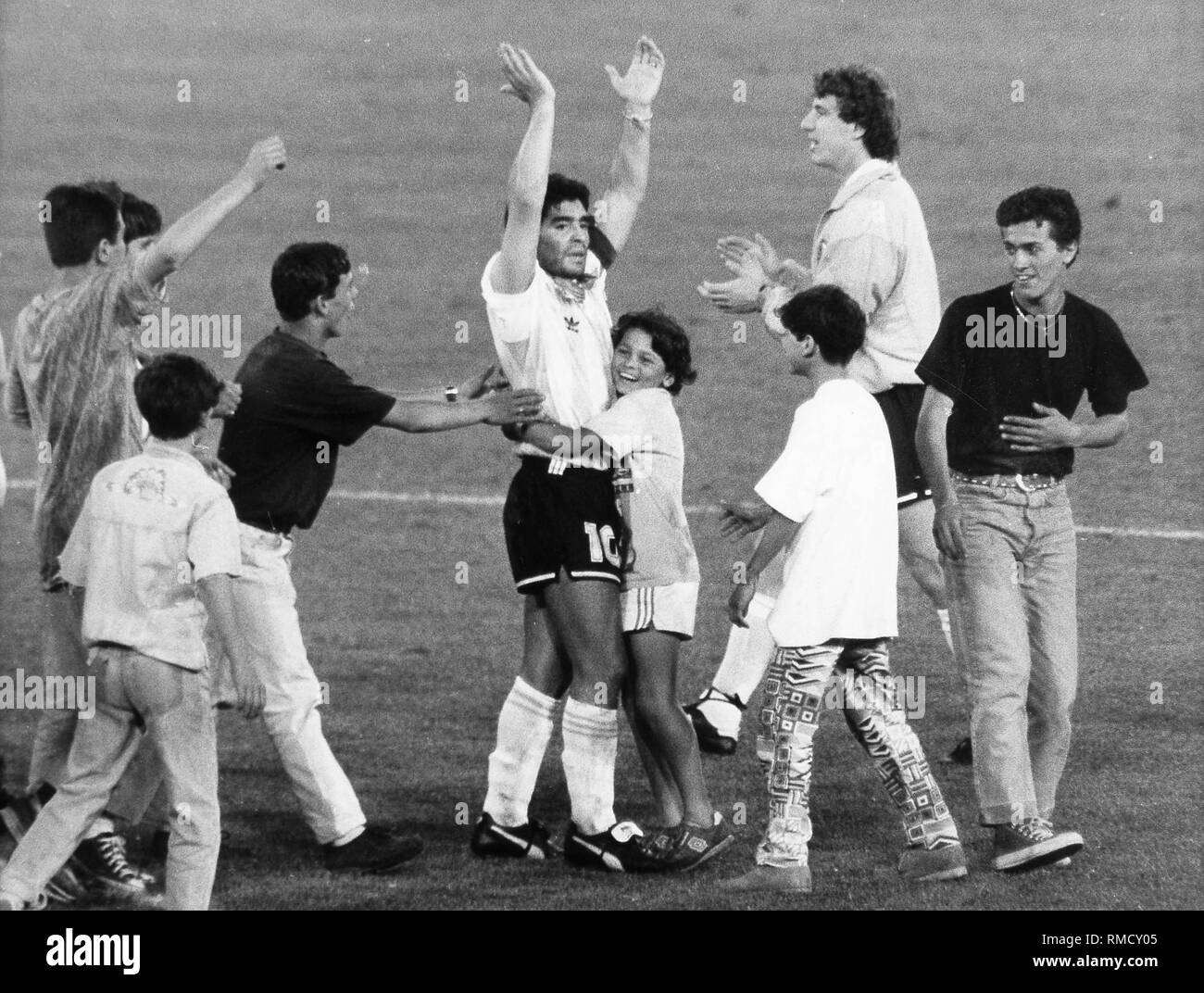 Argentinischen internationalen Diego Maradona feiert das Ergebnis einer FIFA WM-Spiel und wird von seinen Fans angefeuert. Stockfoto