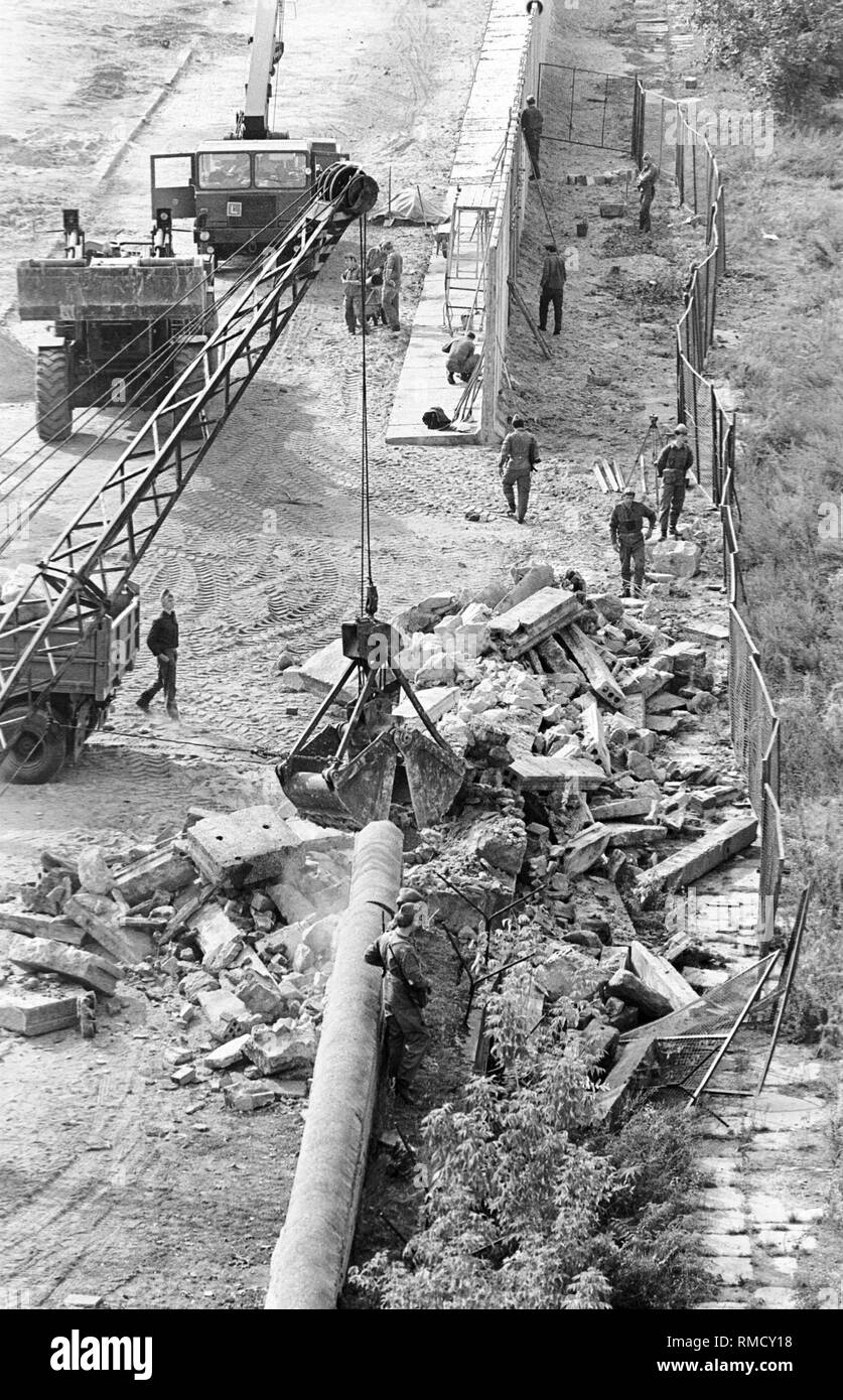 Grenzpioniere Arbeiten an der Modernisierung der Wand im Stadtteil Wedding. Im August 1985, die DDR-Behörden beginnt der letzte Abschnitt der Berliner Mauer mit einem über vier Meter hohe Betonmauer zu aktualisieren. Stockfoto