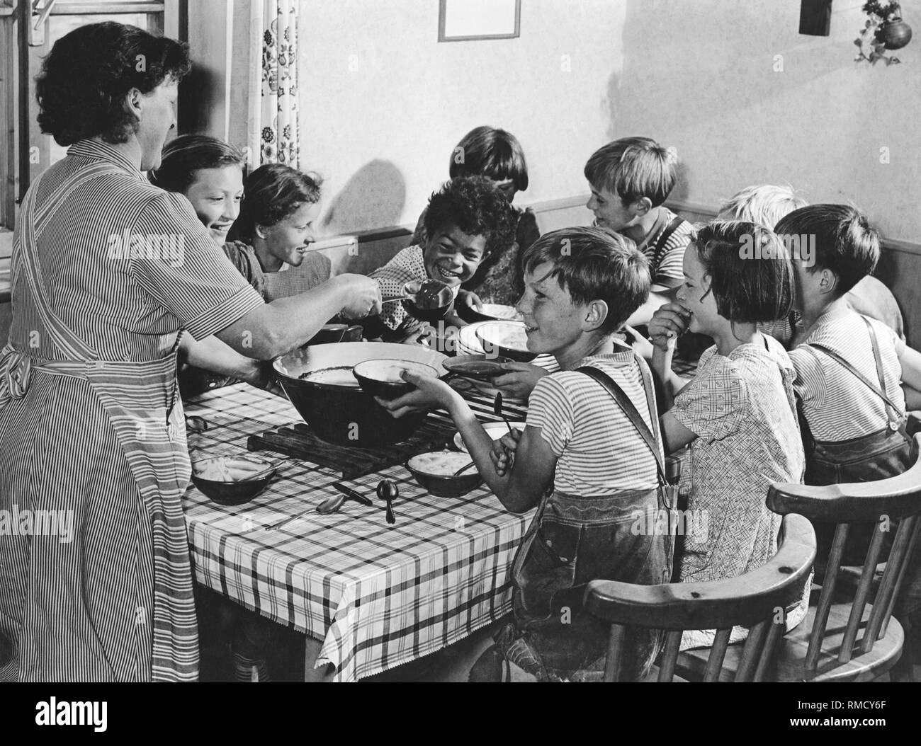 In ein SOS-Kinderdorf, 1950 Mittagessen s Stockfoto
