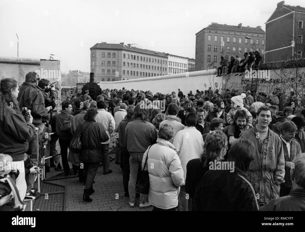 Nach dem Fall der Berliner Mauer, zahlreiche Ost-berliner besuchen West Berlin, wo Sie empfangen werden. Stockfoto