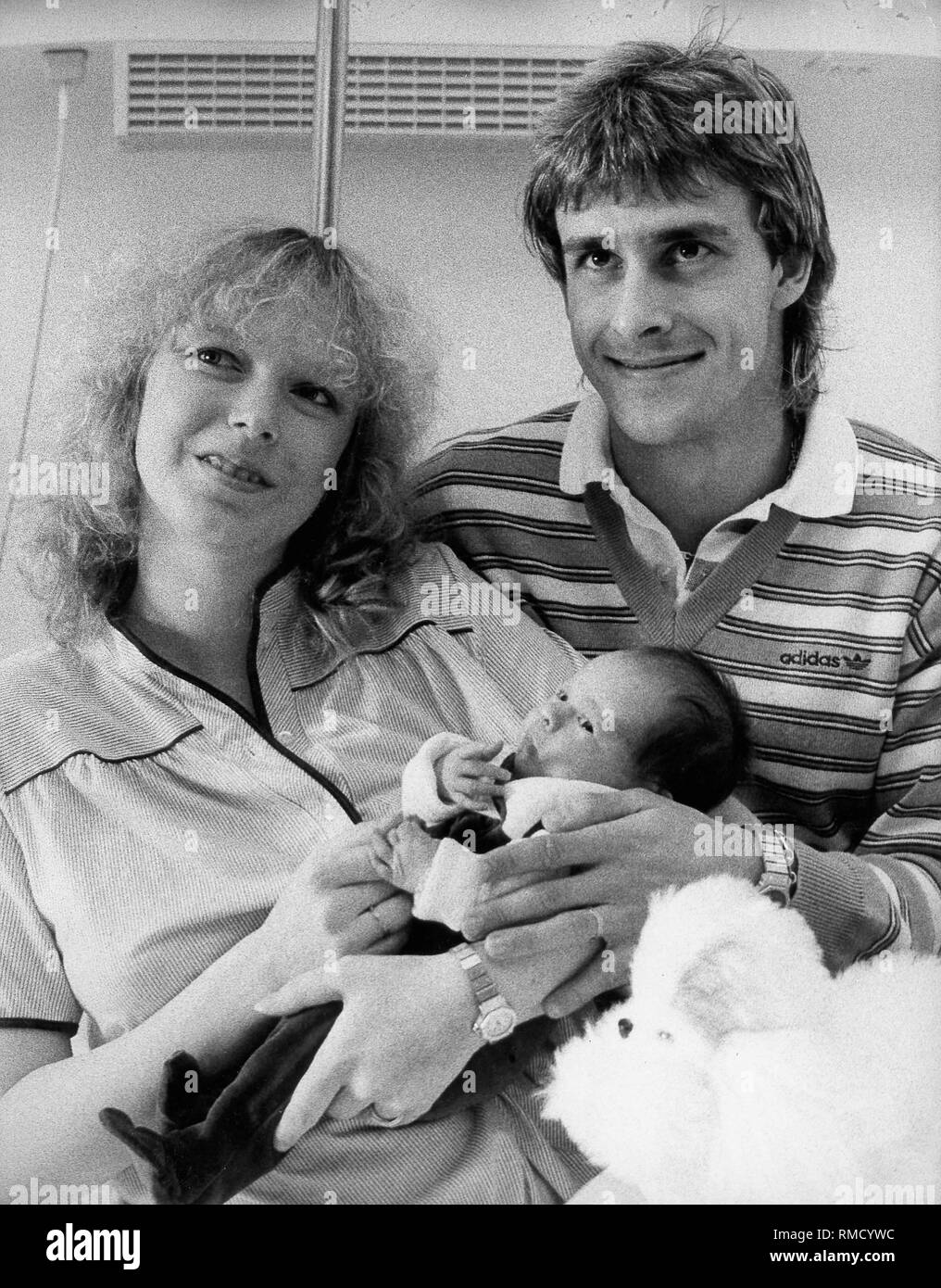 Pierre Littbarski, seine Frau Monika und ihrer neugeborenen Tochter Denise  Stockfotografie - Alamy