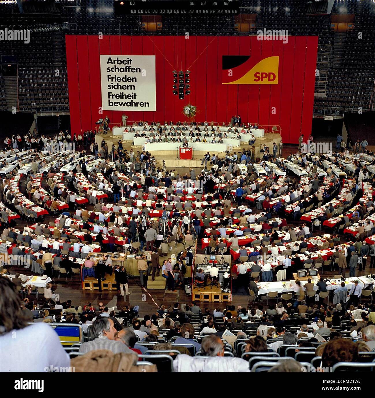 Gesamtansicht der Bundesparteitag der SPD in der Münchner Olympiahalle am 22.04.1982. Stockfoto