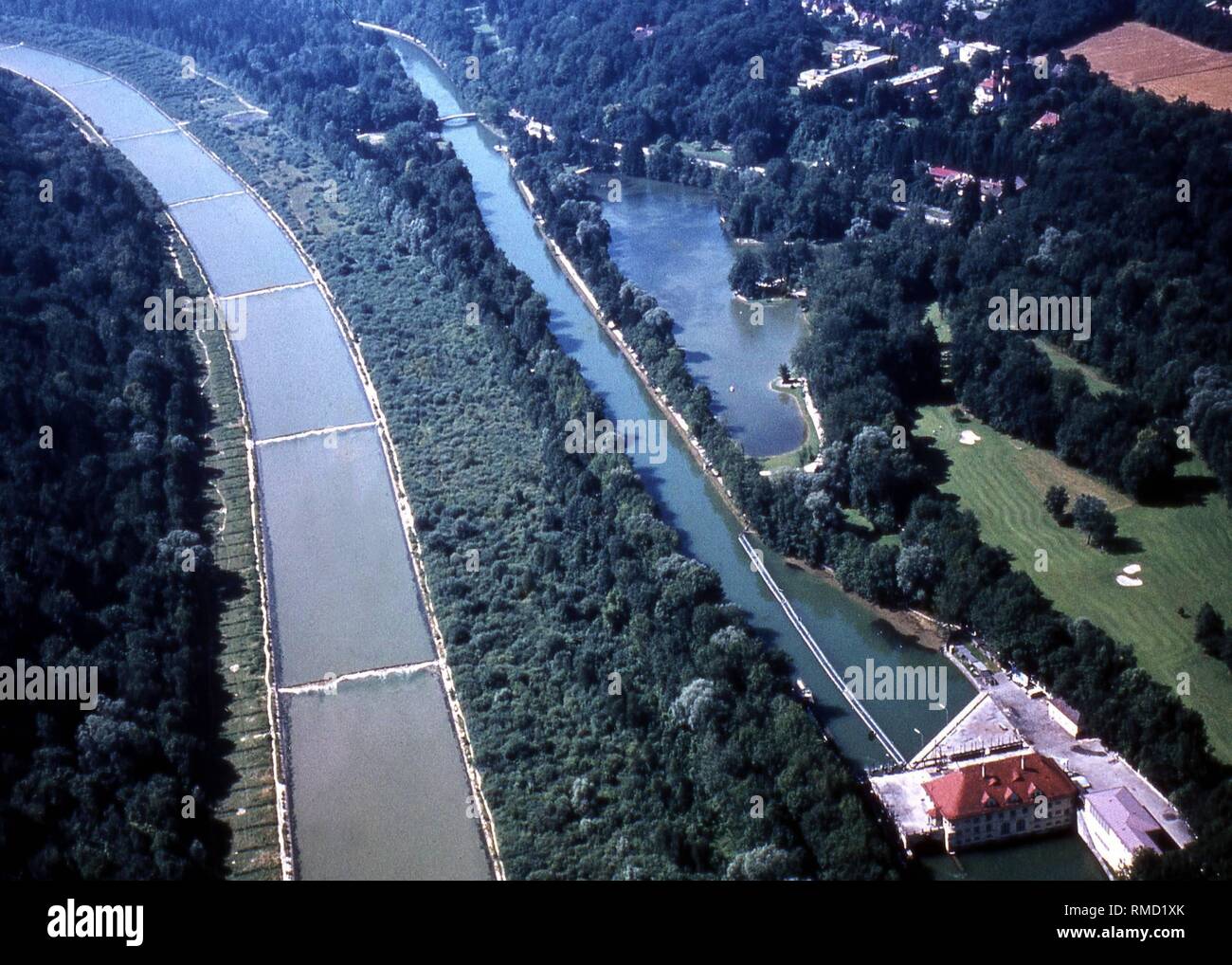 Die Isar mit Canal und Hinterbruehler Sehen in München vor der Renaturierung. Stockfoto