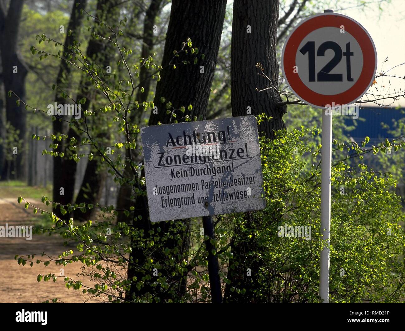 Warnschild im Norden Berlins mit dem Hinweis "Achtung Zonengrenze'. Stockfoto