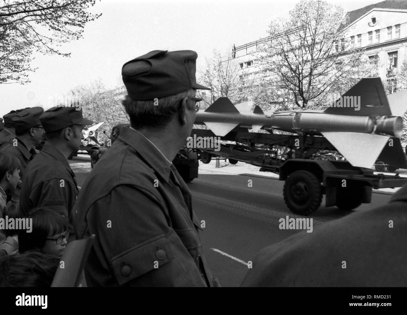 Militärische Parade der DDR-Volksarmee am 1. Mai 1973 mit Raketen, Panzern und gepanzerten Fahrzeugen auf dem Marx-Engels-Platz und der Boulevard Unter den Linden in Ost-Berlin, wo nicht nur die Soldaten der NVA beteiligt, aber auch Mitglieder des SED-Kampfgruppen. Stockfoto