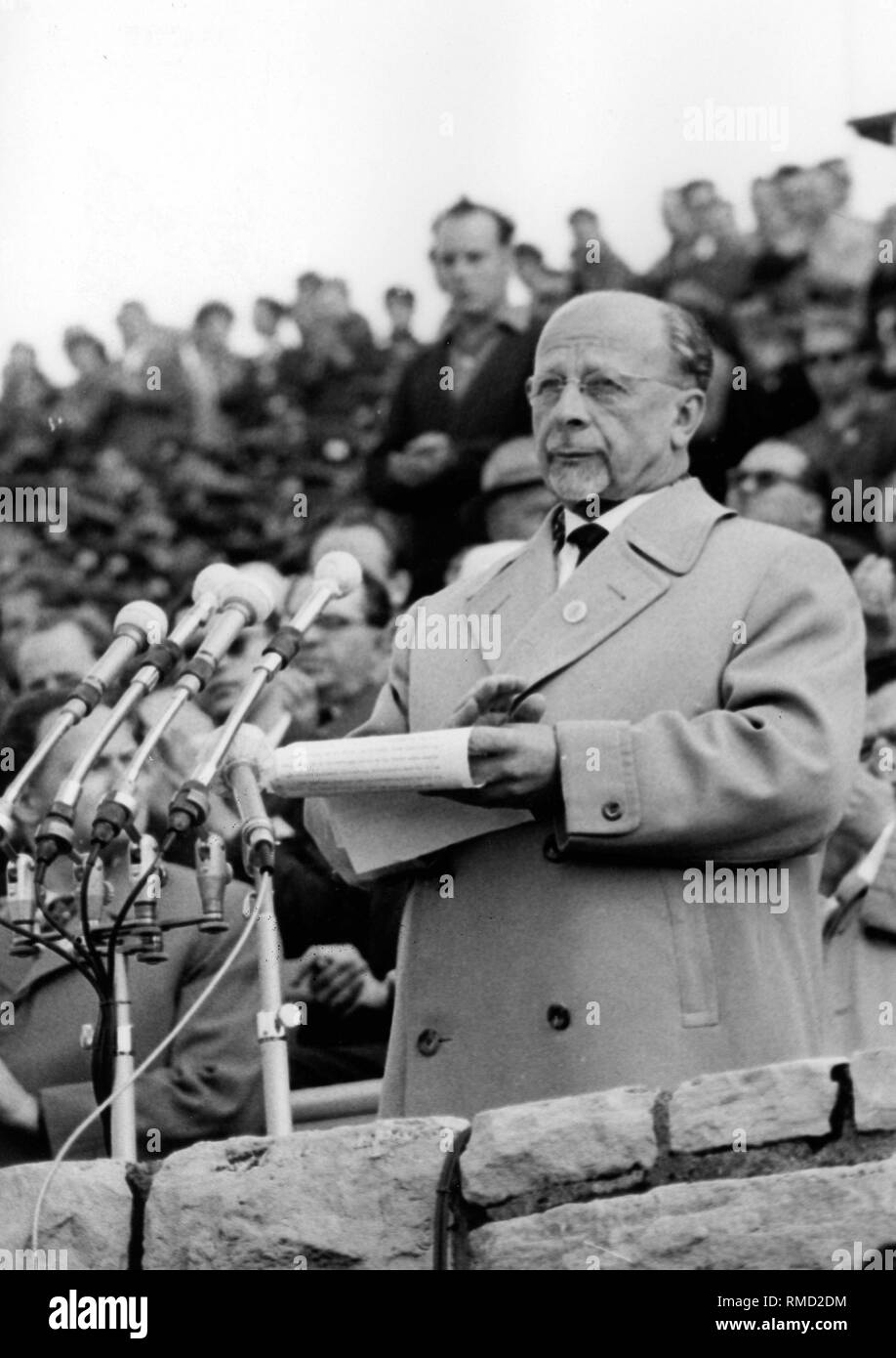 Walter Ulbricht, Partei- und Staatschef der DDR in einer Rede bei der Eröffnung der Pfingsttreffen der FDJ in der 'Walter Ulbricht Stadion", Mai 1964 in Ost-Berlin. Stockfoto