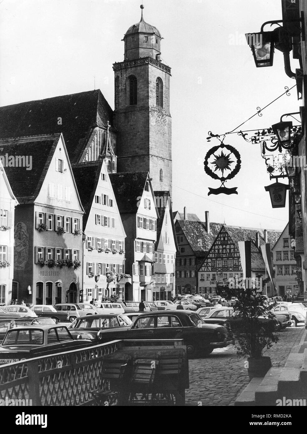 Wein mit der St. Georg Kirche (St.-Georgs-Kirche) in Dinkelsbühl. Stockfoto