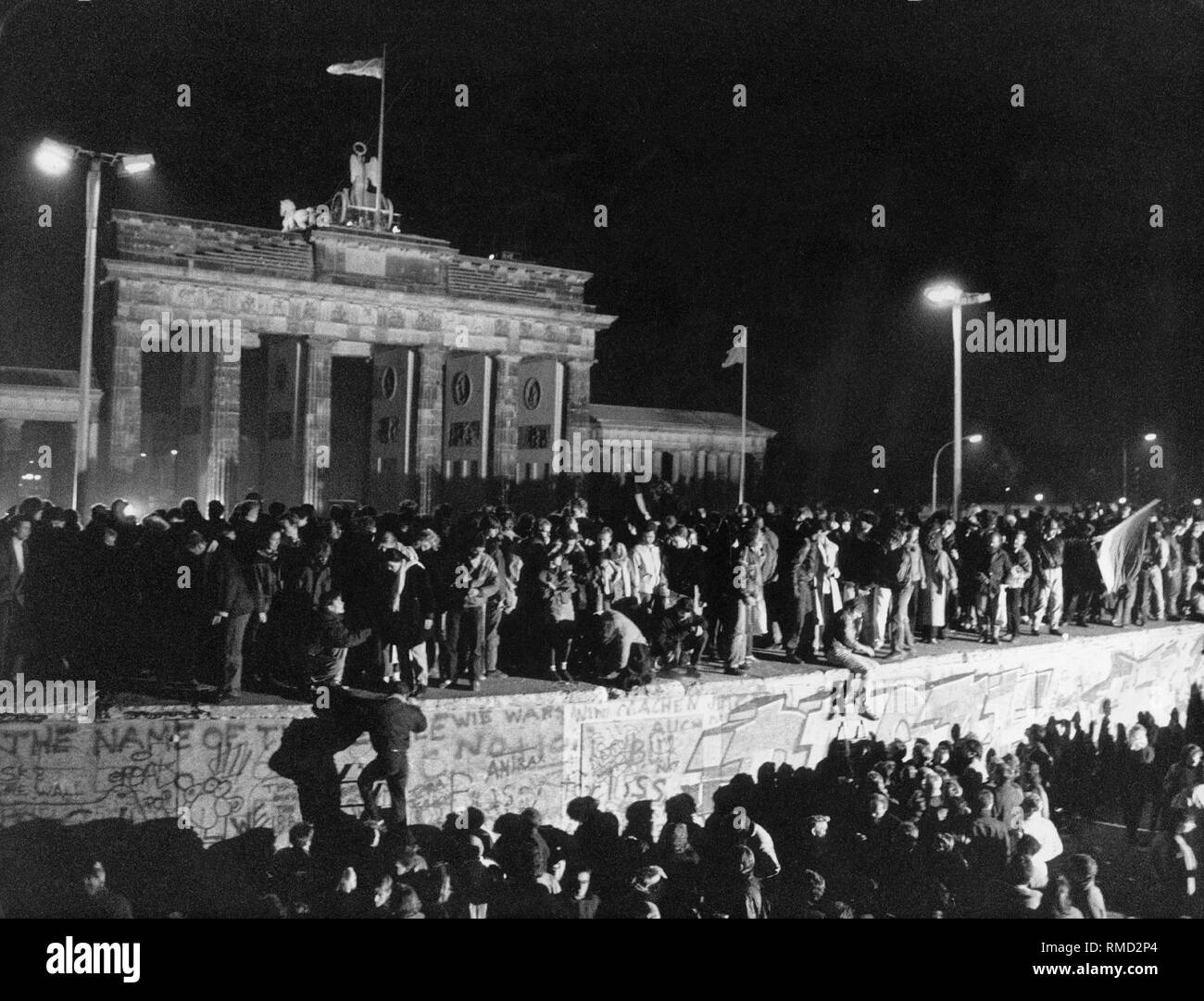 Am 9. November 1989 die DDR öffnete die Grenzübergänge für allgemeine touristische Verkehr. Tausende Menschen versammelten sich in der Nacht an den Fall der Mauer zu feiern. Stockfoto