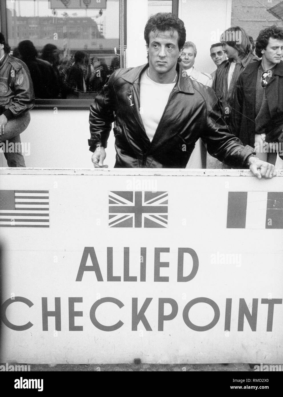 Der Schauspieler Sylvester Stallone bei einem Besuch in Berlin am Checkpoint Charlie. Stockfoto