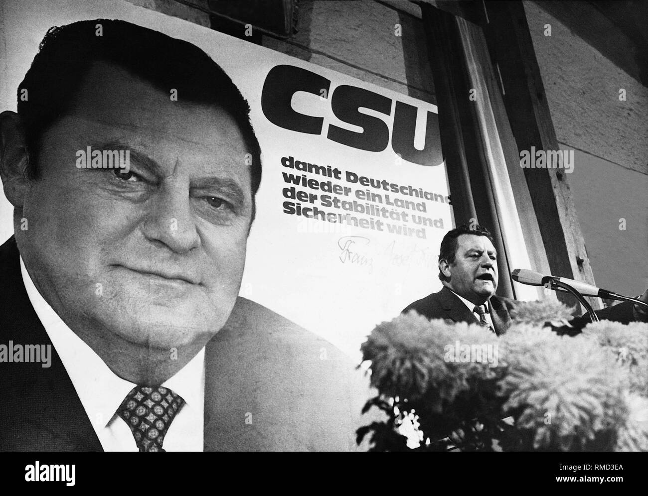 Franz Josef Strauß in einer Rede während des Wahlkampfes für die bayerische Landtagswahl November 22, 1970. Im Hintergrund die Wahlplakate der CSU mit dem Slogan: "CSU - damit Deutschland wieder zu einem Land der Stabilität und Sicherheit" und ein Porträt von Strauss. Stockfoto