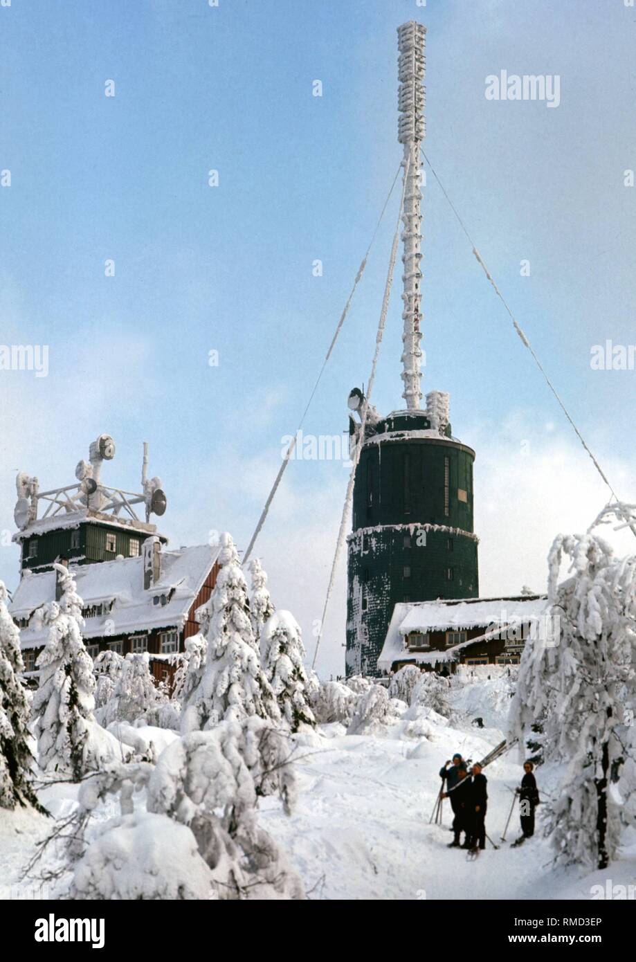TV und UKW-Turm auf dem 916 m hohen Inselsberg in Thüringen für die  Ausstrahlung der zentral produzierten Radio- und Fernsehsendungen der DDR  Stockfotografie - Alamy