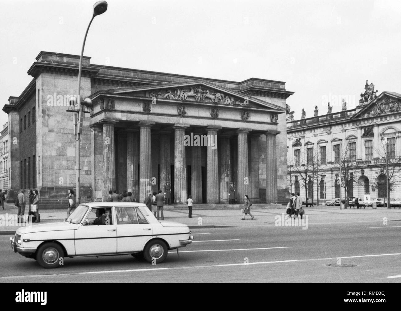 Neue Wache auf dem Boulevard Unter den Linden in Ost-berlin mit Schutzvorrichtungen von der Nationalen Volksarmee (NVA) der DDR. Foto vom 15. März 1976. Stockfoto