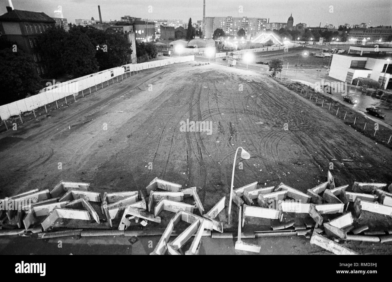 Im Juli 1990, die systematische und vollständige Abbau der Grenzanlagen in Berlin begonnen hat. Auf dem Foto ist abgerissen wall Segmente auf Sebastianstrasse im Stadtteil Kreuzberg. Stockfoto